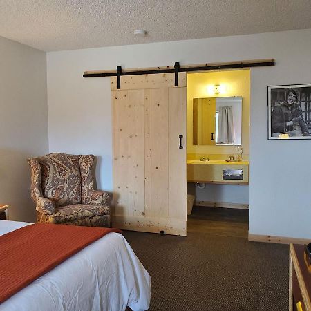 Warden Inn Deer Lodge ภายนอก รูปภาพ