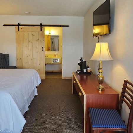 Warden Inn Deer Lodge ภายนอก รูปภาพ