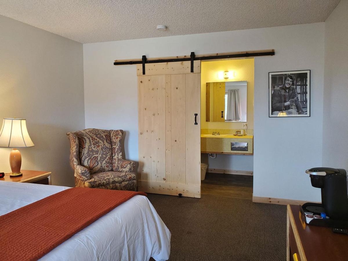 Warden Inn Deer Lodge ภายนอก รูปภาพ
