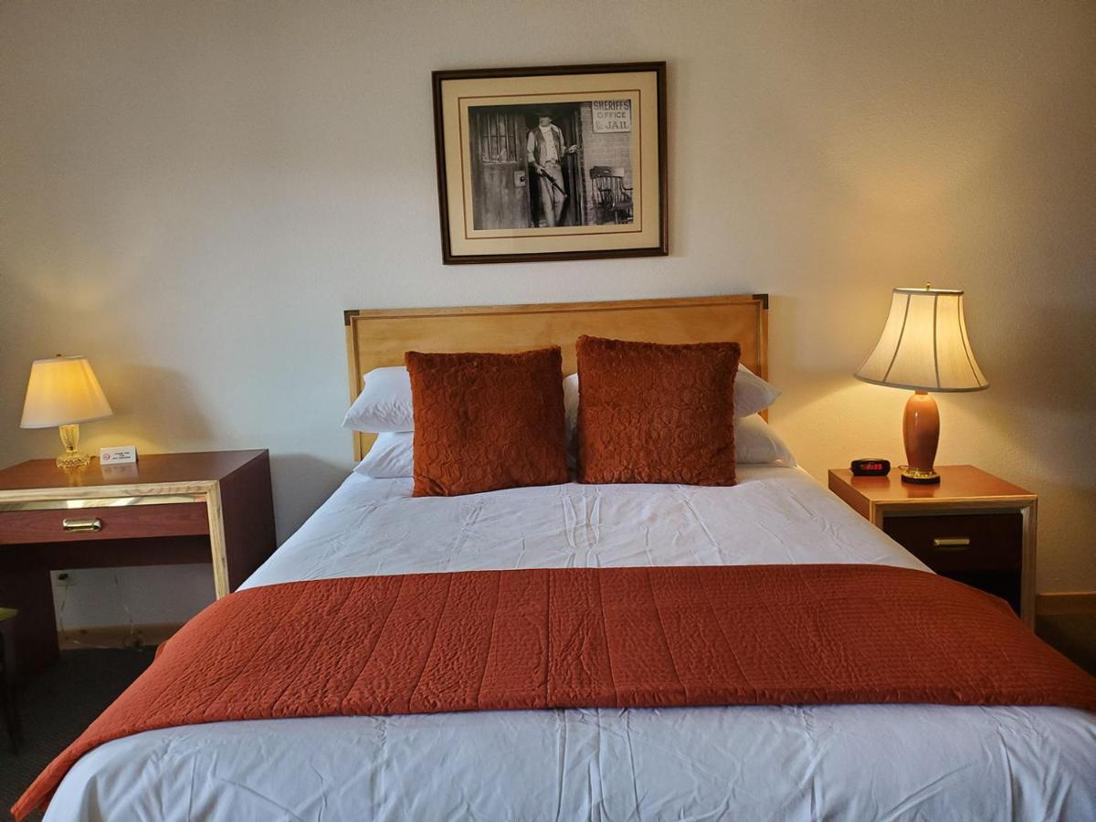Warden Inn Deer Lodge ภายนอก รูปภาพ