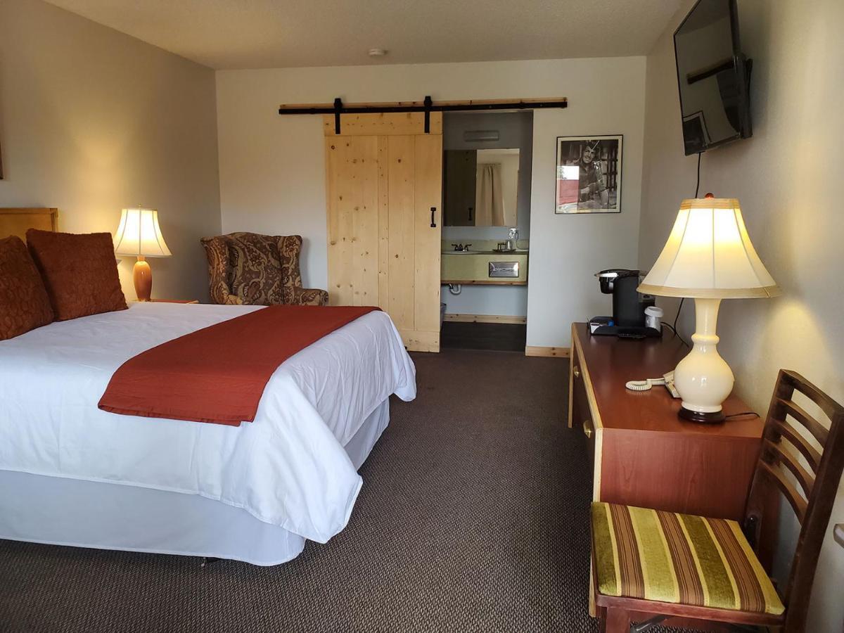 Warden Inn Deer Lodge ภายนอก รูปภาพ